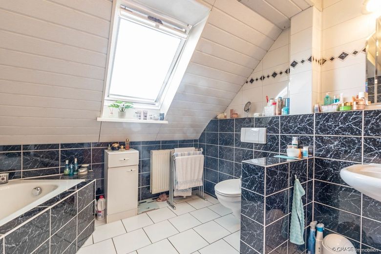 Historischer Resthof mit zwei Wohneinheiten, Scheune &amp; Stallungen inmitten von Hameln, Afferde! – Badezimmer Dachgeschoss 2