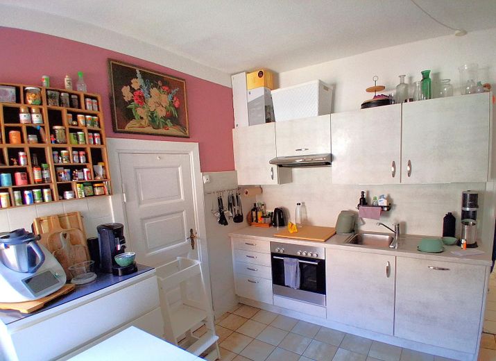 Zweifamilienhaus mit Werkstatt in zentraler Lage. – EG Küche mit Speisekammer