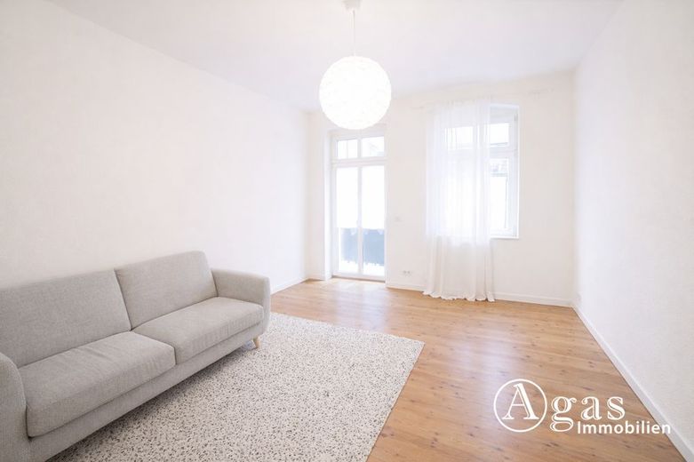 Charmante 2-Zi-Altbauwohnung mit Balkon in ruhiger Hinterhauslage – Wohnzimmer