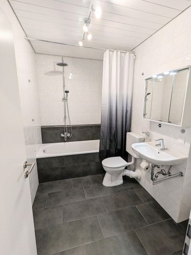 Lichtdurchflutete, ruhige 2,5-Zimmerwohnung mit tollem Fernblick ins Grüne – Badezimmer