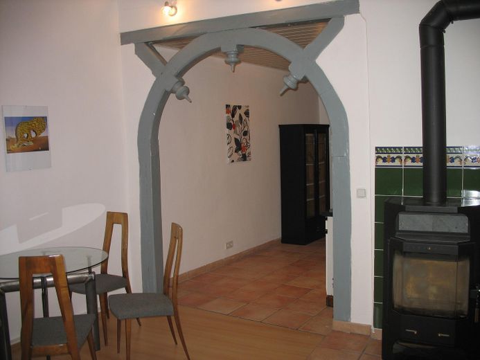 Appartamento di 2 locali parzialmente arredato, ca. 60 m² al piano terra con cucina soggiorno e spazio esterno – Durchgang