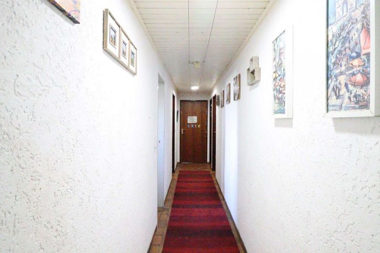 WRS Immobilien - Neuberg - Architekten-Villa mit Einliegerwohnung + großem Garten mit Baumbestand – Flur