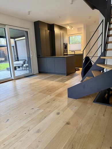 Modernes Endhaus am Brabandkanal mit großem Garten, Dachterrasse und Wellnessbereich – Offener Wohn-Kochbereich EG