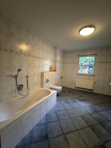 geräumige 3 Zimmer Wohnung mit Einbauküche 2 Loggien in Deegfeld – tageslicht Bad