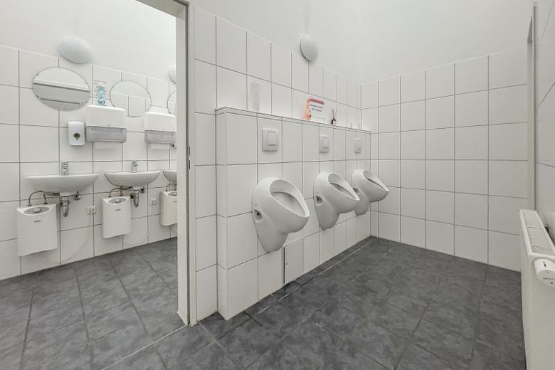 LAGER MIT KÜCHE & LASTENAUFZUG – SICHER, ÜBERWACHT, 24/7 NUTZBAR, TOP-ANBINDUNG RUHRGEBIET – WC-Anlagen (D/H/B getrennt)