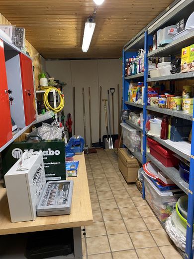 Vorratsraum mit Werkbank