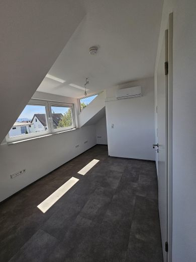 Großzügige Maisonette im Architektenhaus mit Kamin, Balkon & Albblick – ideal für 1–2 Personen – Zimmer 1 (2. OG)