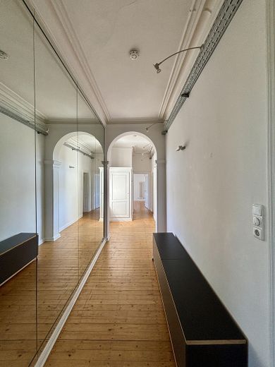 Altbau-Charme pur: 4-Zimmer-Wohnung mit Dielenboden & Stuckdecken – Foto 8