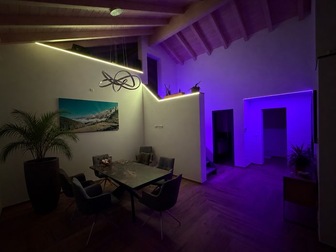 Hochwertige Neubauwohnung mit großzügiger Galerie in ZFH (möbliert) – Ambientelicht Essbereich 