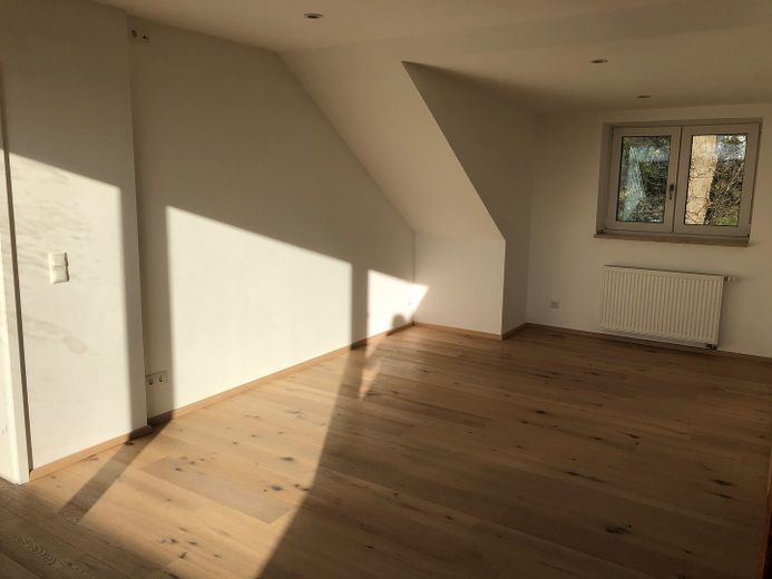 Exklusive Dachgeschosswohnung mit 2 Zimmern sowie Loggia in bevorzugter Lage von Plön – Wohnzimmer