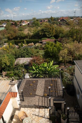 Çok yönlü bahçeye sahip geniş müstakil ev – aileler ve çok kuşaklı yaşam için ideal – Gartenausblick vom Balkon