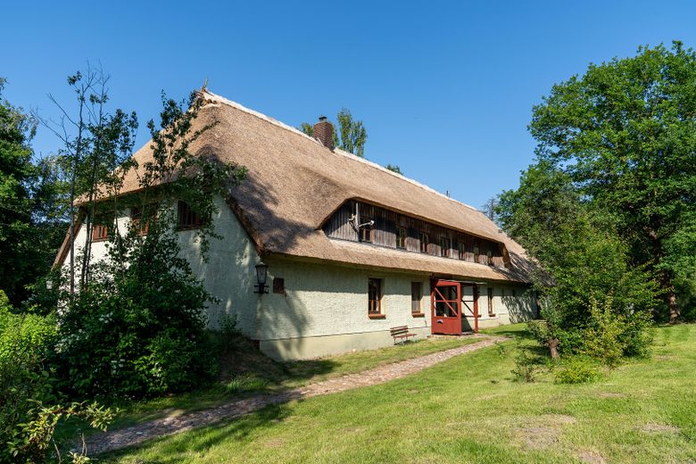 Landhaus unter Reet am See, Gästewohnung, Stallungen, Weiden und Wald. – Ansicht Eingang