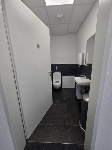 2 Einmalige Ladenlokale in stark frequentierter Lage mit ca. 280 m2 und 103 m2 Gewerbefläche – WC