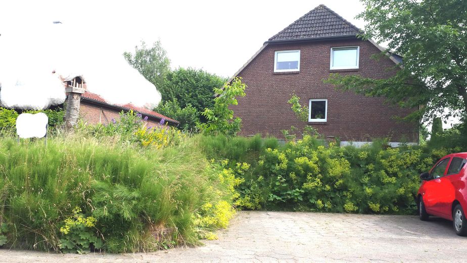 repräsentatives Zweifamilienhaus – Blick von der Straße
