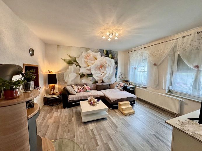 HORN IMMOBILIEN ++ liebevoll renoviertes Ein- oder Zweifamilienhaus in Torgelow mit großem Grundstück – Wohnzimmer