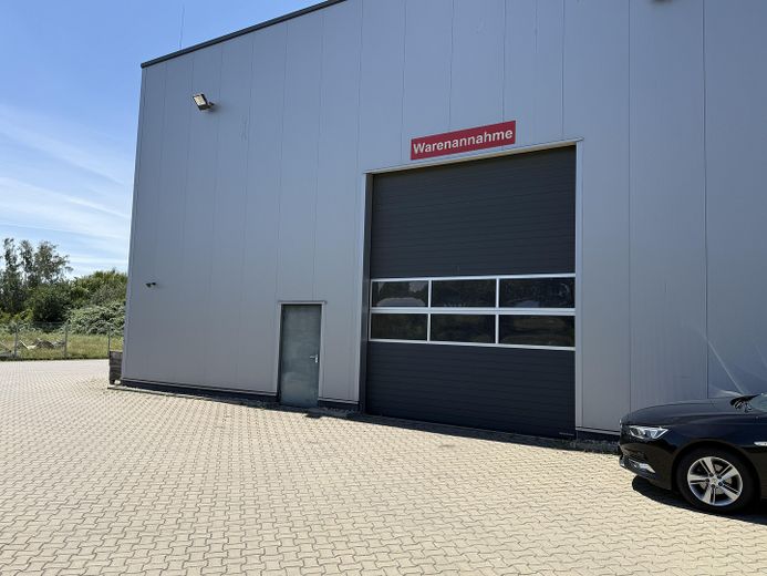 Modernes Technikcenter mit Ausstellungshalle und großem Grundstück direkt an der B444 – Warenannahme