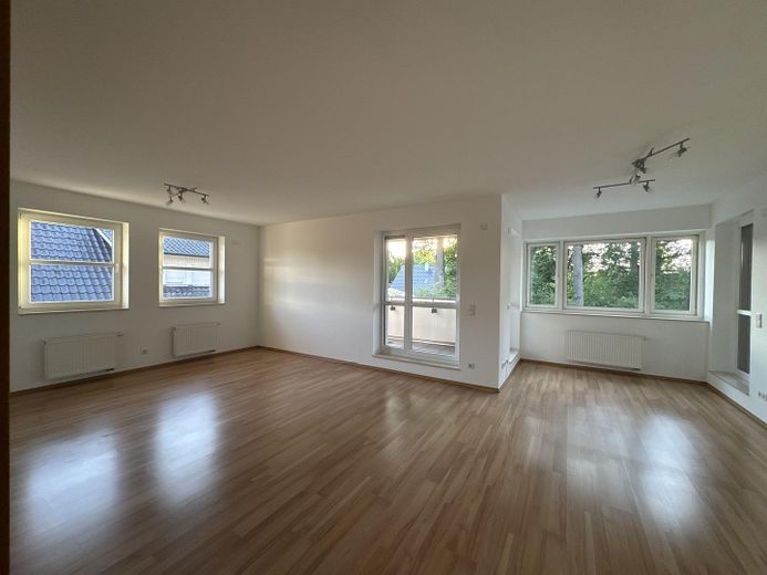 geräumige 3 Zimmer Wohnung mit Einbauküche 2 Loggien in Deegfeld – Wohnzimmer 270° Ausblick 