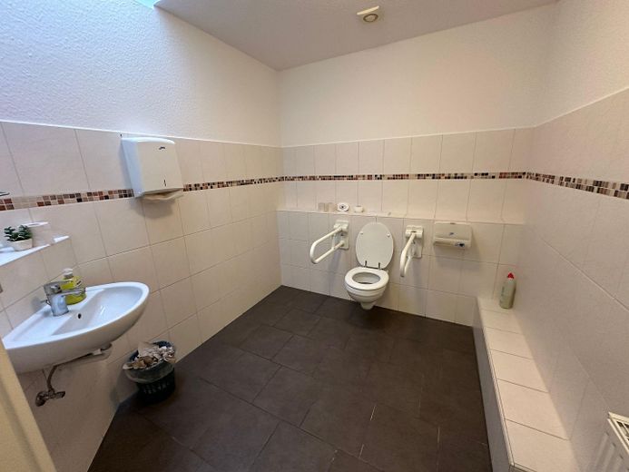 Local commercial attrayant à Hooksiel – 177 m² | Gastronomie, commerce de détail & activité commerciale – Gäste-WC barrierefrei