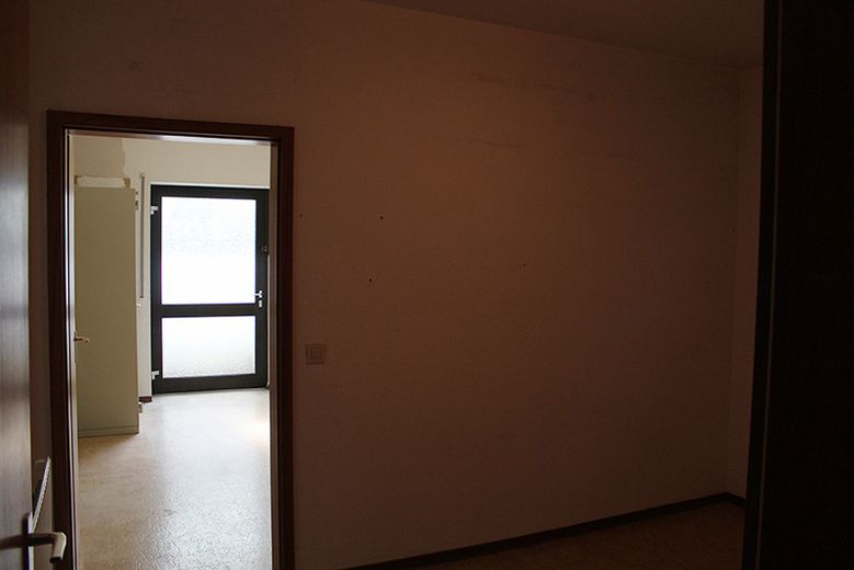 Zweifamilien-Wohnhaus in der Kleinstadt Leun im Lahn-Dill-Kreis. Der Kaufpreis ist verhandelbar. – UG Kellerraum rechts Vorraum