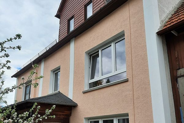 7-room house in need of renovation with garage in Weilmünster
