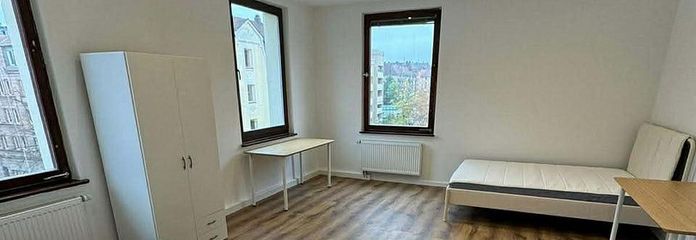 Bett in möbliertem WG-Zimmer in renovierter 4er-WG mit Balkon in Lichtenhof! – Zimmer