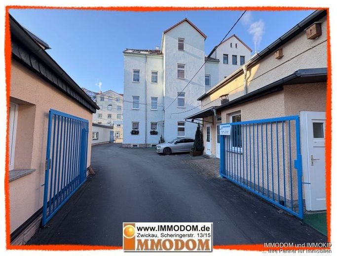 2-Zimmer-Wohnung, NEU RENOVIERT, zu vermieten!
Garage bzw. PKW-Stellplatz im Hof möglich – Hausansicht/ Rückseite