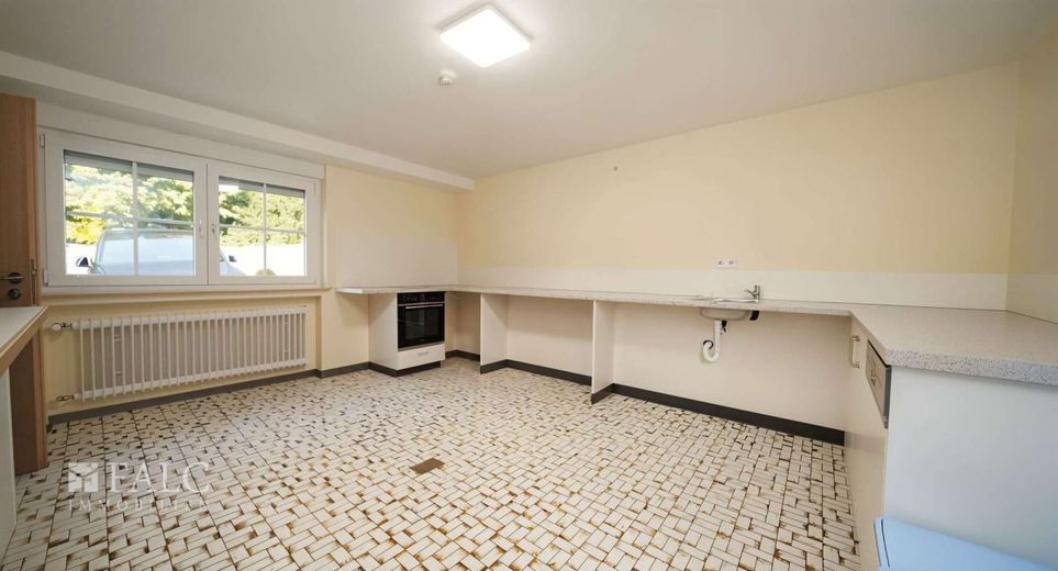 Geschäftsleute aufgepasst! Großzügiges Mietobjekt mit vielen Nutzungsmöglichkeiten - FALC Immobilien – Küche (unmöbl.)