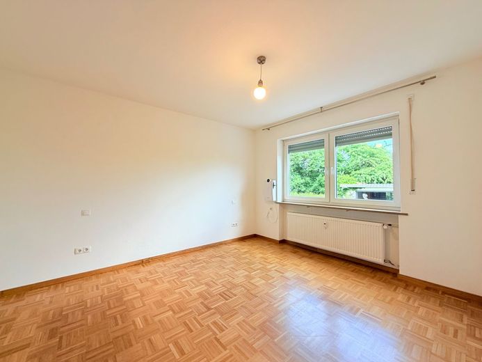 Renovierte EG 4-Zimmer WHG mit Balkon, Einbauküche und Garage – Schlafzimmer