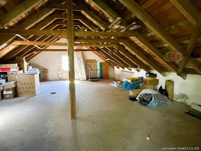 Familienfreundliches Zuhause mit Balkon, Terrasse und vier Garagen in Neuenreuth – VUB0002459-15