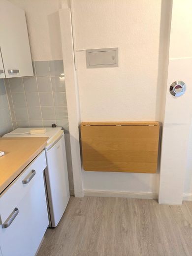 Charmant chez-soi ou investissement : emplacement central, sans commission – Diele mit Küchenzeile