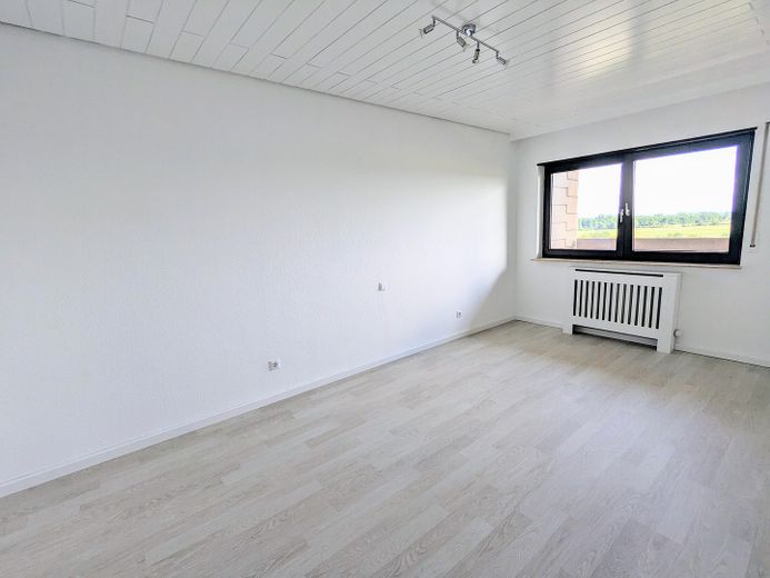 Hemen taşının: Yeşilliğe uzanan rüya gibi geniş manzaralı yenilenmiş 2,5 odalı daire – Schlafzimmer