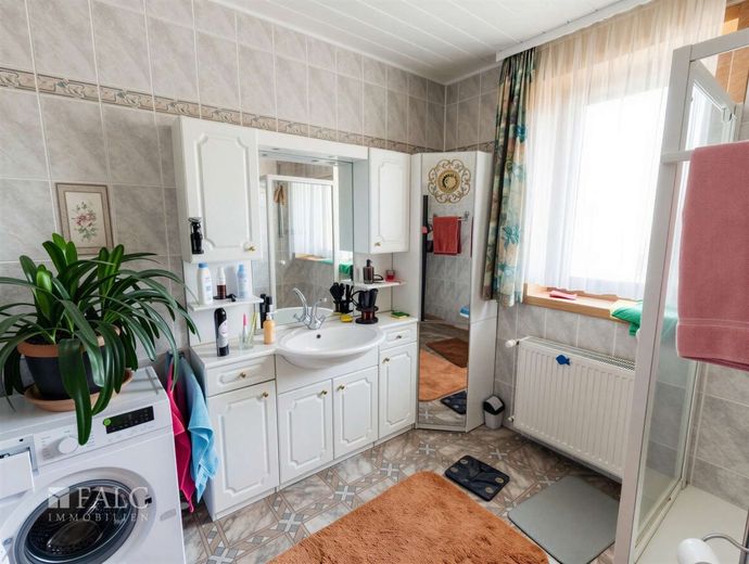Solide und mit ausstreichend Platz, dazu ein großer Garten und *** Provisionsfrei *** – Badezimmer