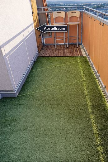 Möbliertes Penhouse mit Küche, modernem Bad & tollem Ausblick auf riesiegem Balkon – 9 m2 grosser Balkon