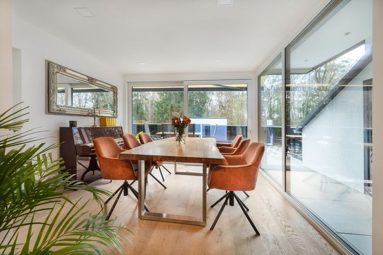 Urlaubsfeeling!!! TOP Modernes Familienhaus mit Garage, Pool und Badehaus in Breitscheid – Essbereich im Erdgeschoss