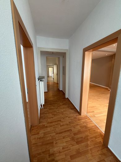 Großfamilienparadies mit großem Grundstück und zu prüfender Entwicklungsperspektive – Diele