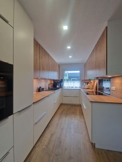Bungalow mit mitoyenneté rénové sur le plan énergétique (A+) avec patio-jardin privé et vue dégagée sur la verdure – Küche