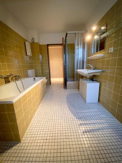 Prachtig appartement op de zolderverdieping met grote loggia, parkeerplaats in rustige ligging en ca. 6 % rendement – Bad
