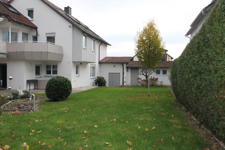 Sehr gepflegtes 4-Familien-Wohnhaus mit großem Gartengrundstück in Top Wohnlage von CR – Gartenansicht