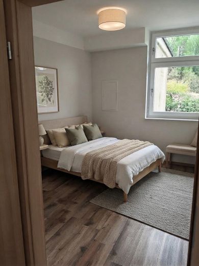 Енергоефективний будинок на дві сім’ї з балконом і великим садом – Mietwohnung Schlafzimmer