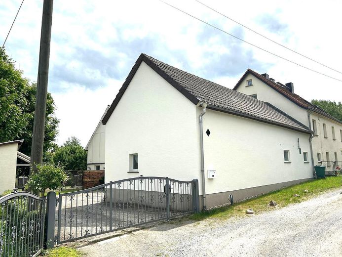 PREISREDUZIERT! Familienanwesen am Ortsrand mit Hof, Werkstatt, 2 Garagen und 1.780 m² Grundstück – Straßenansicht