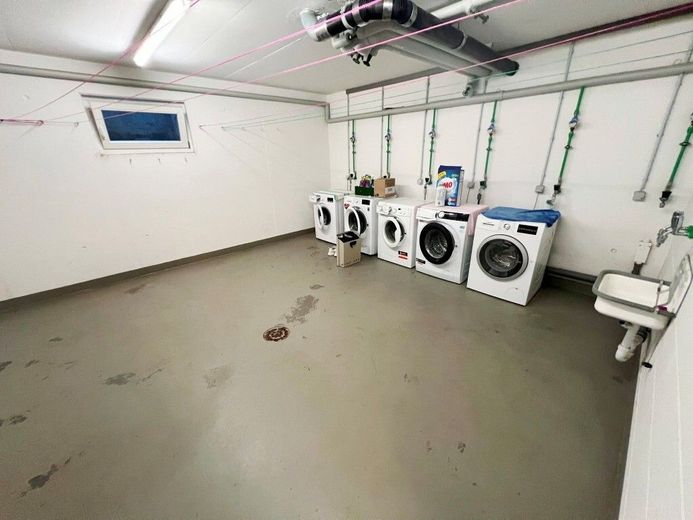 BEZUGSFREIES DACHGESCHOSS MIT EINBAUKÜCHE – Waschmaschinenraum