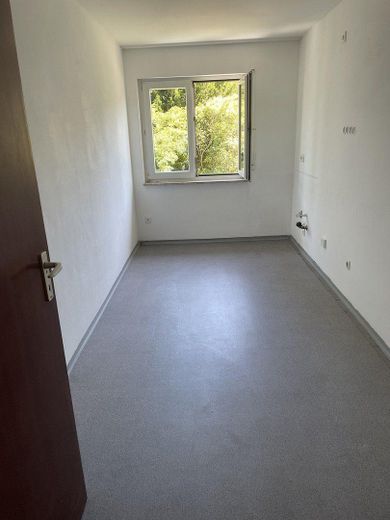 Luminoso appartamento di 3 locali con balcone e posto auto a Karlsruhe-Wolfartsweier – Küchenraum – ohne Einbauküche