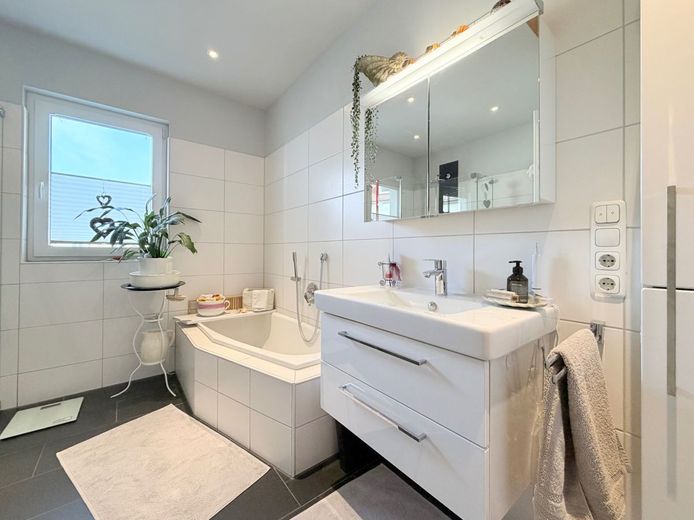 Renoviertes Einfamilienhaus mit Balkon, Carport und flexiblen Nutzungsmöglichkeiten – Badezimmer