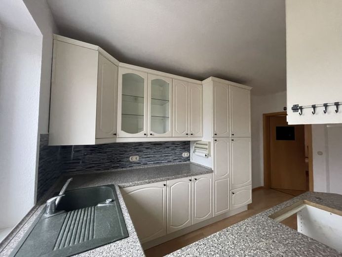 Super geschnittene 3 Raum Wohnung mit Abstellraum in der Wohnung und Einbauküche – Foto 1