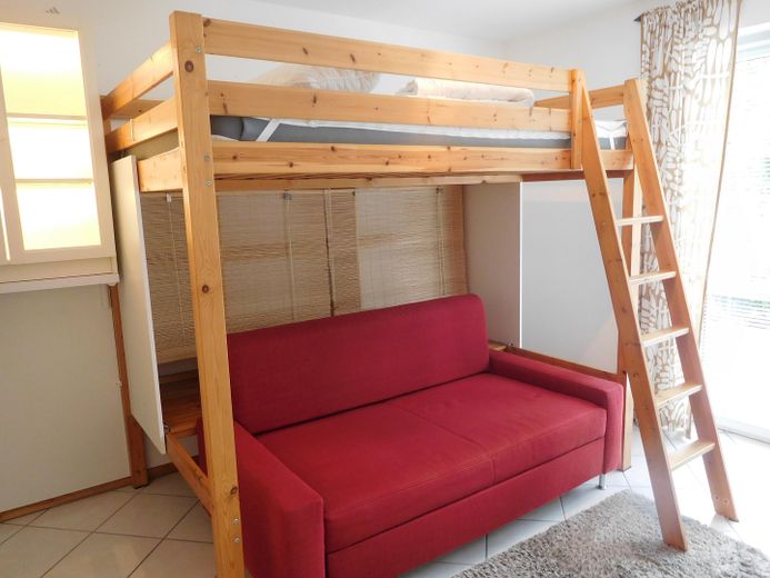 Möbliertes Apartment mit Terrasse und Tiefgaragenplatz – Schlafbereich