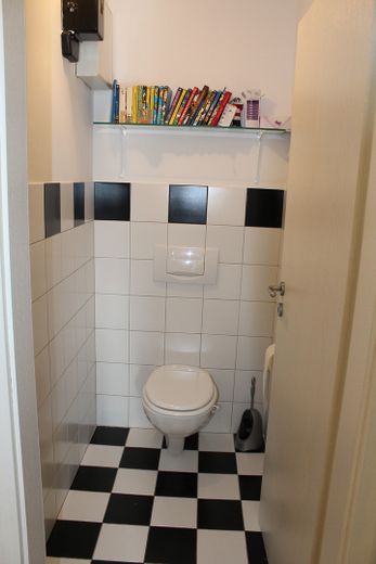 Sonnige Wohnung mit Terasse und Laubengang (1.OG) – Gäste WC