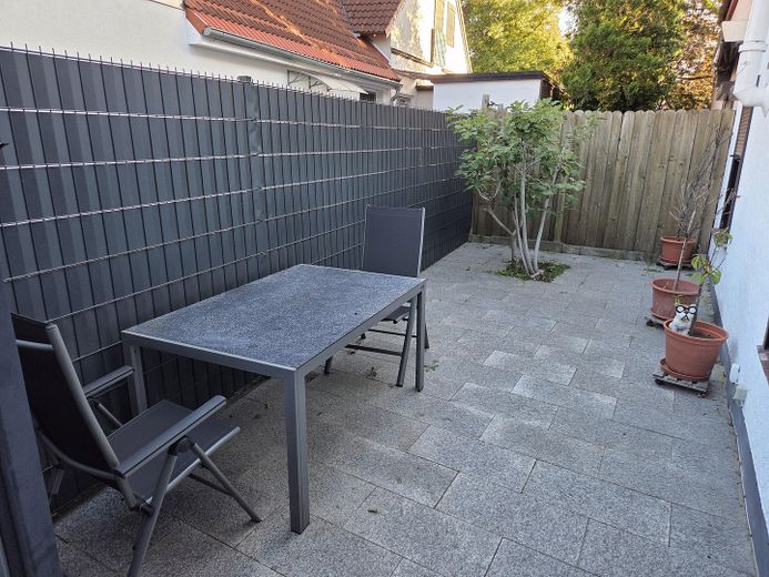 شقة في الطابق الأرضي مع تراس كبير في منزل يضم ثلاث وحدات سكنية في رونّبيك – Terrasse