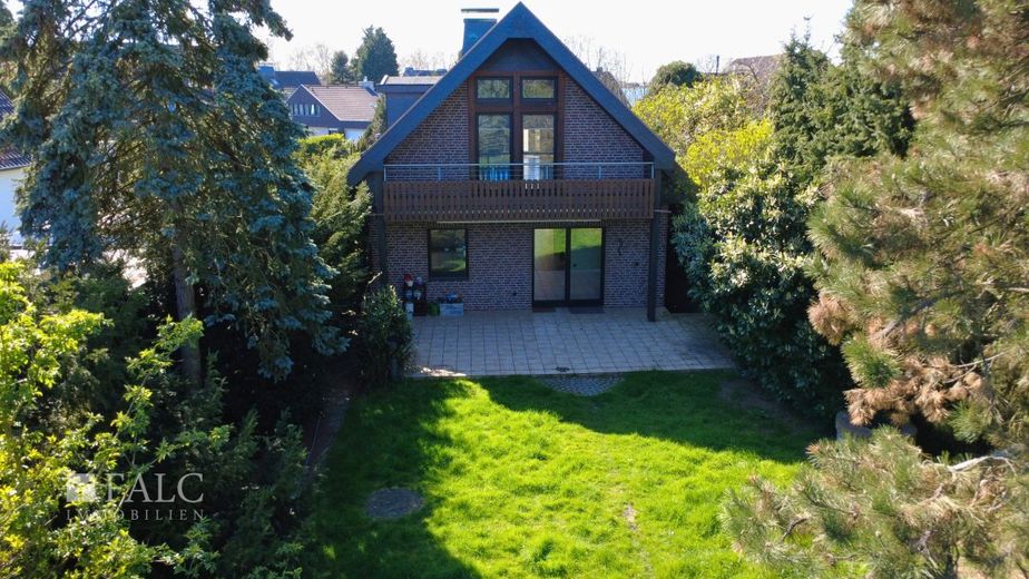 Großzügiges Einfamilienhaus auf privatem Grundstück (Teilverkauf des Grundstückes möglich) – Luftaufnahme - Nord-Ost Seite