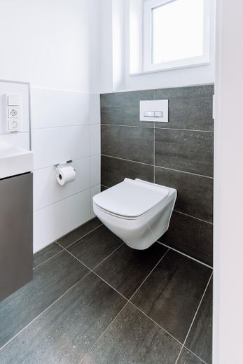 Hochwertige DHH mit Südgarten, PV, Wohnraumlüftung, 2 Wallboxen & ausgebautem Dachgeschoss – Bad EG WC