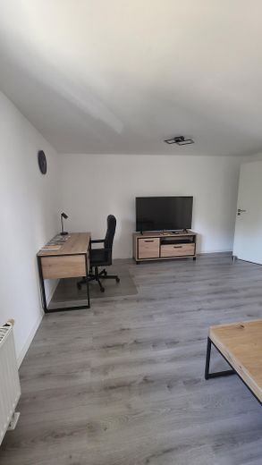 3-Zimmer, Balkon, Einbauküche & Tageslichtbad – Wohnzimmer